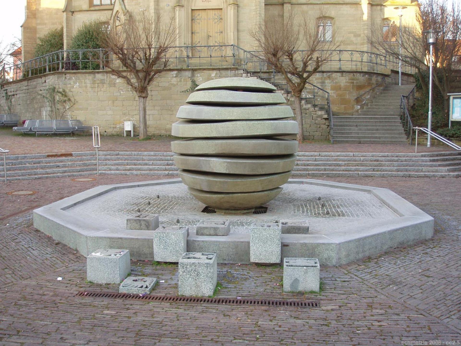 Marktbrunnen vor der evangelischen Kirche am Bad Rappenauer Kirchplatz