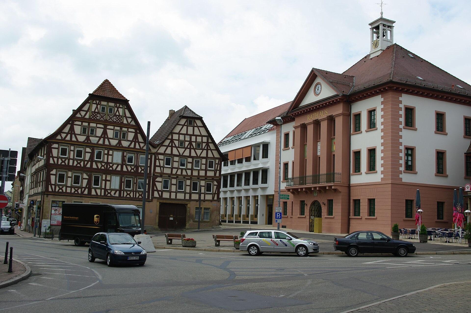 Eppinger Marktplatz mit Rathaus, Standort des Wochenmarkts