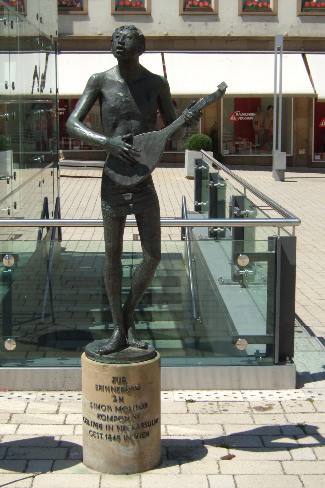 Molitor-Denkmal auf dem Neckarsulmer Marktplatz, Standort des Wochenmarkts