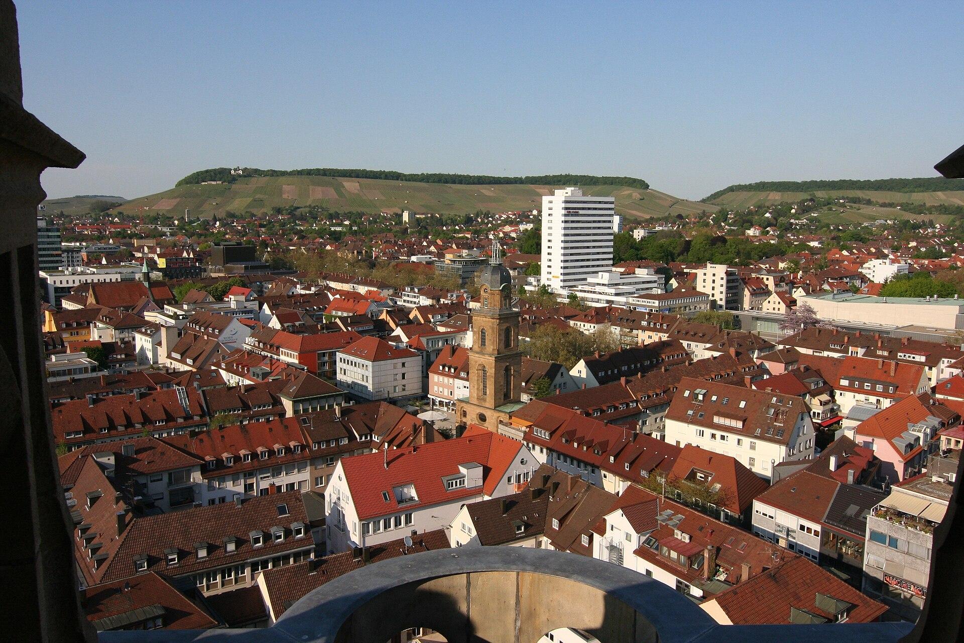 Blick vom Turm der Kilianskirche über Heilbronn zum Wartberg