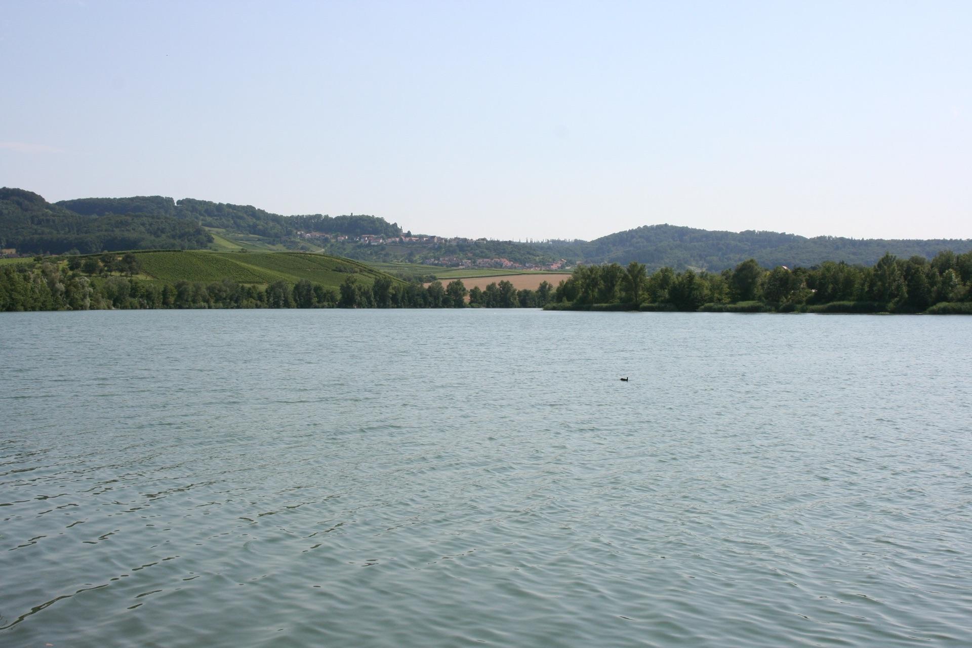 Breitenauer See mit Löwenstein im Hintergrund