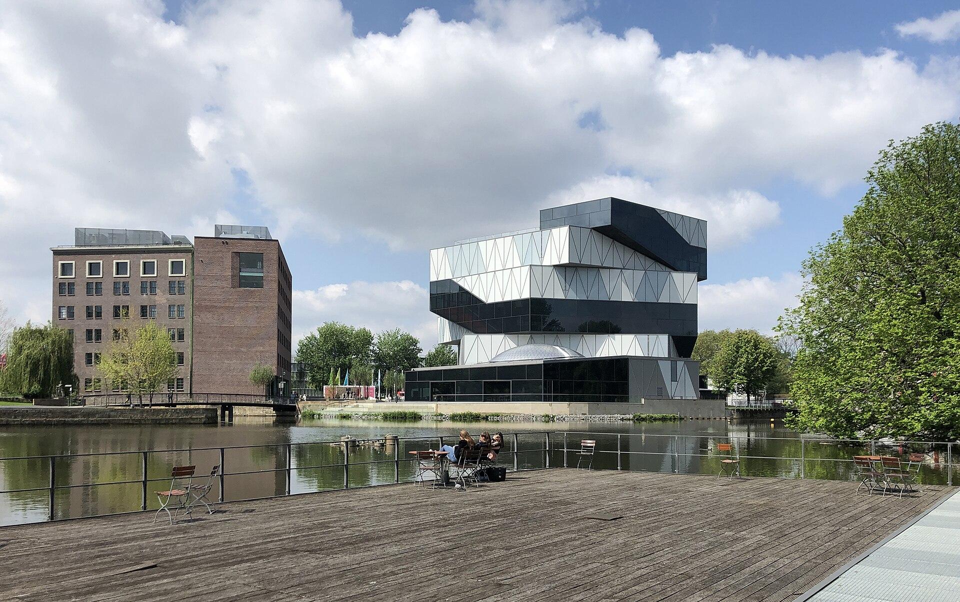 Bestandsbau und Neubau des Science Centers experimenta in Heilbronn